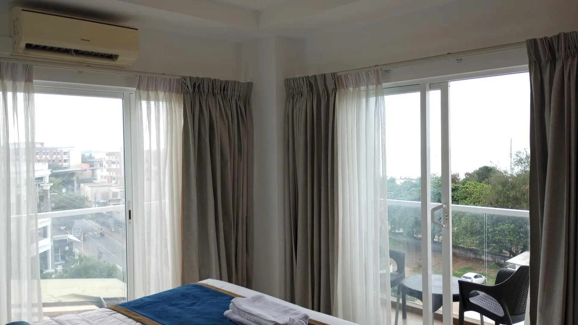 Ocean Breeze - Waves Luxury Condo Negombo Sri Lanka