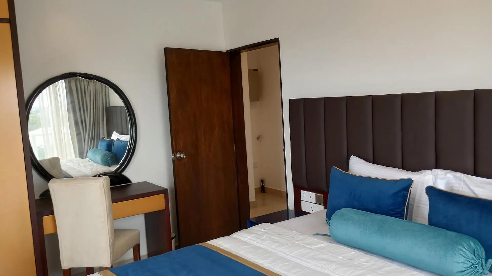 Apartment Ocean Breeze - Waves Luxury Condo Negombo